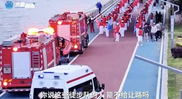 配资在线导航官网 极目锐评丨健走团群主回应挡道120“就一分钟”：礼让特殊车辆应是自觉